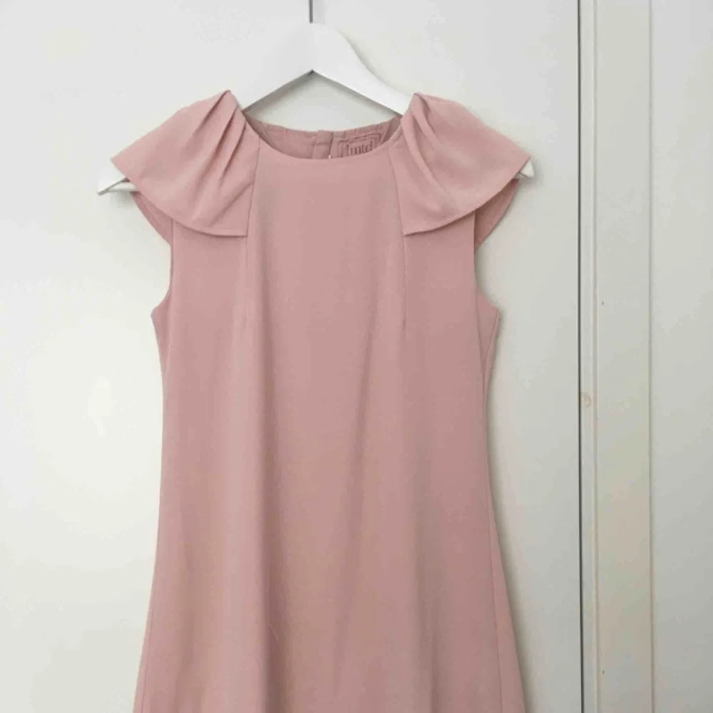 Söt rosa klänning från Name it. Strl 164 (passar XS)  100 kr  . Klänningar.