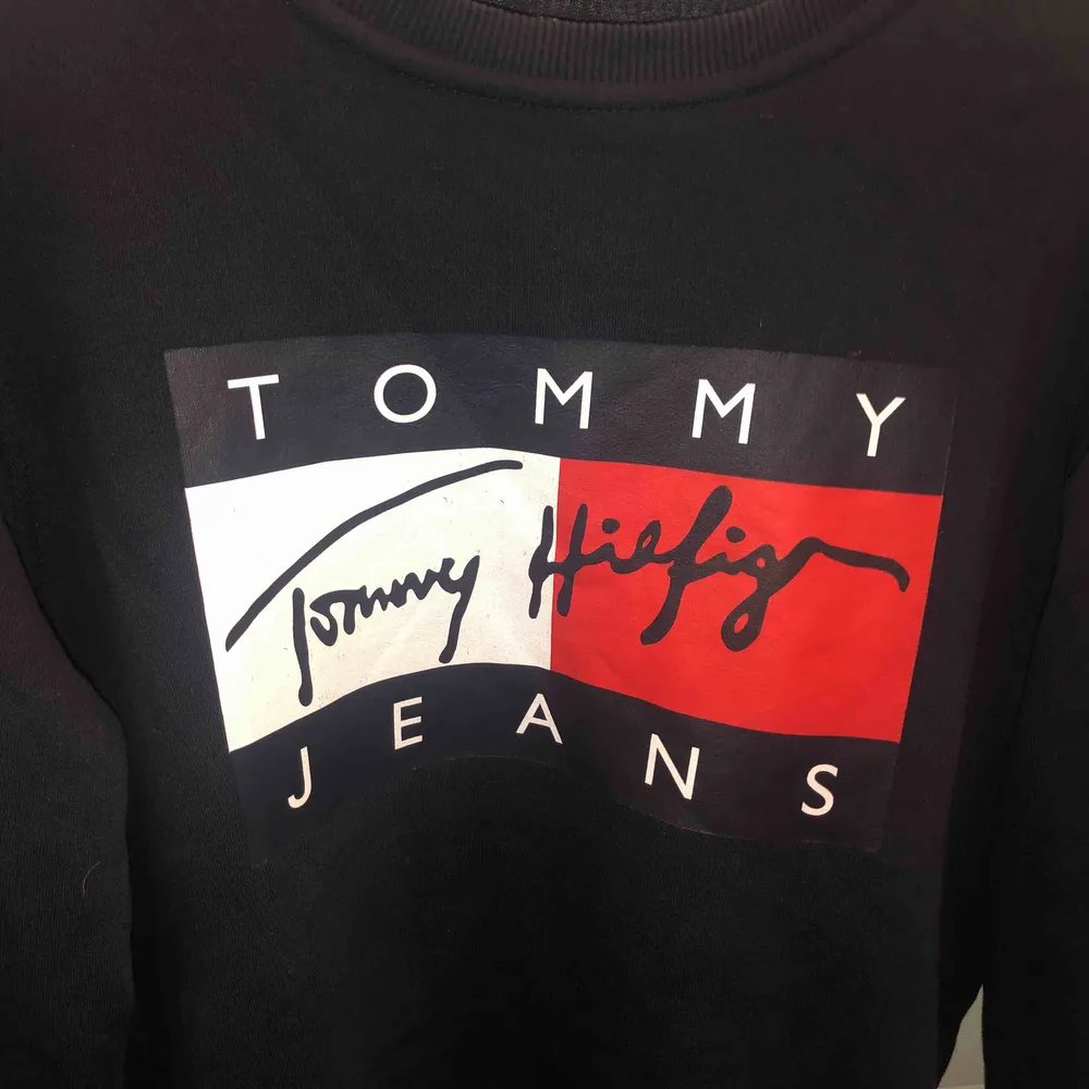 En Tommy hilfiger sweatshirt (FAKE) köpt i Grekland för ett par månader sen. En marinblå färg med tryck på. En snygg lite overzize tröja för en som har XS/S, passar även en med storlek M:). Tröjor & Koftor.