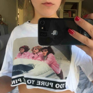  - Avklippta tisha från zara med Grease tryck. Strlk M men ganska kort så passar även  XS/S beroende på hur man vill ha passformen.