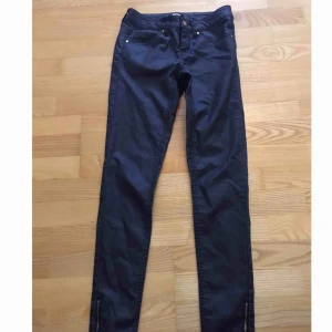  - läder byxor ifrån bikbok, typ aldrig använda då de är för små för mig, dragkedjor på ankeln. 