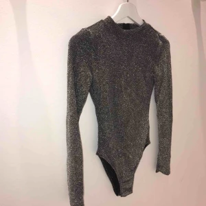  - Fin glitterbody i fint skick men som tyvärr aldrig kommit till användning. Köpare står för frakt 🥰