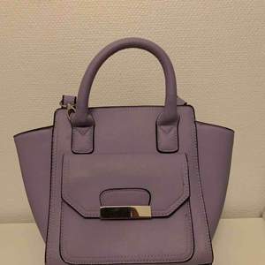 Handväska från New Look i lila pastellfärg. Avtagbar axelrem. Aldrig använd, perfekt skick! ✨