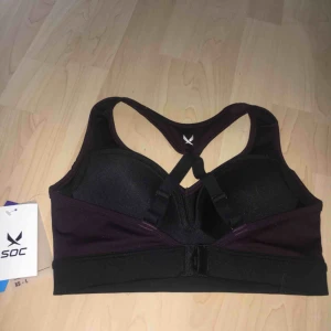  - En helt oanvänd sport bh från Soc! Kom tyvärr aldrig till användning så därför säljer jag den. Finns inlägg i den och den är i färgen mörklila. Väldigt stretchig och skön. Frakten betalar köparen❤️