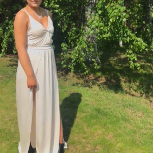  - Säljer min fina balklänning. Endast använd en gång. Säljer för 150kr + ev frakt