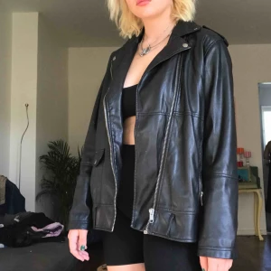  - Svart Oversized skinnjacka Fett najs skinn imitation och är egentligen inte skrynklig, har tyvärr ingen användning för den Storlek: M