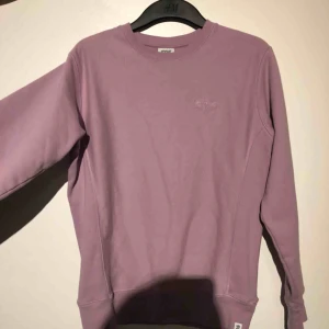  - Aldrig använd tröja från sneakers n stuff, fick med den som kompensation för struligt köp. Supersnygg färg, säljer pga behöver lite extra cash annars hade jag lätt behållt den, älskar färgen och exklusiviteten i tyget 