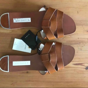  - Helt oanvända skinnsandaler från Zara. Prislapp kvar 