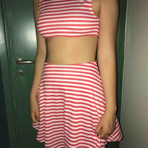  - En randig topp med matchande kjol, båda går även att köpa separat. 