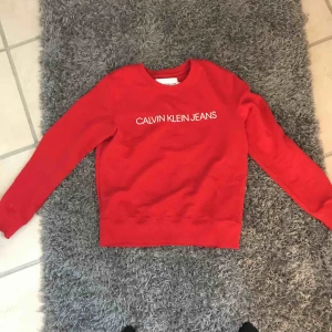  - En tjocktröja från calvin klein i röd, den är inte för tjock så kan andvändas under höst o vår, andvänd cirka en gång. 500kr i ny pris😊😊