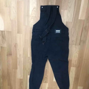  - Säljer mina hängselbyxor från Junkyard. Inte användas mer en vid ett tillfälle. Säljer pågrund av fel storlek.  Fint skick 