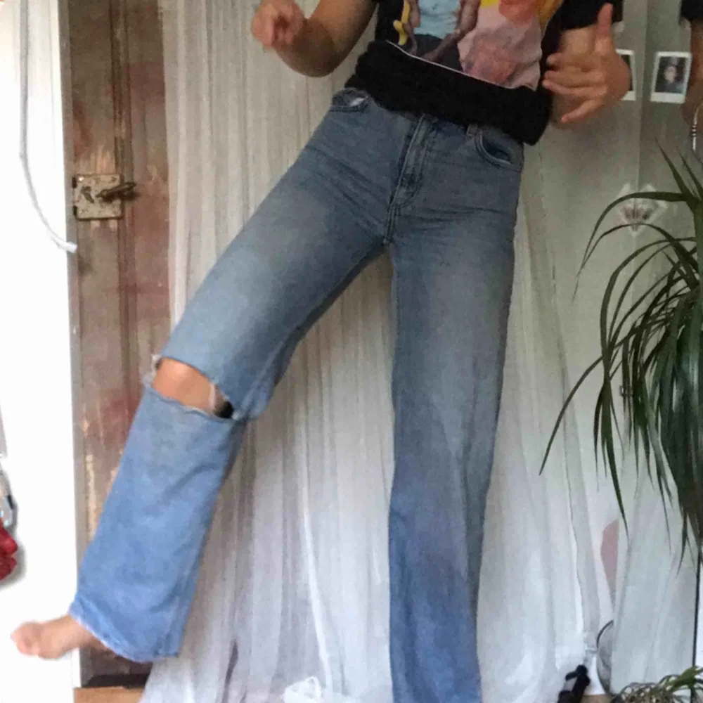 säljer nu ett par gamla favoriter!! Yoko jeans från monki, bra skick o har klippt hål på höger knä😁😌💅🏻 härligt utsvängda precis lagom till en 170 men funkar även längre/kortare. Najs skynda fynda!!!🥶 möts helst men kan fraktA. Jeans & Byxor.