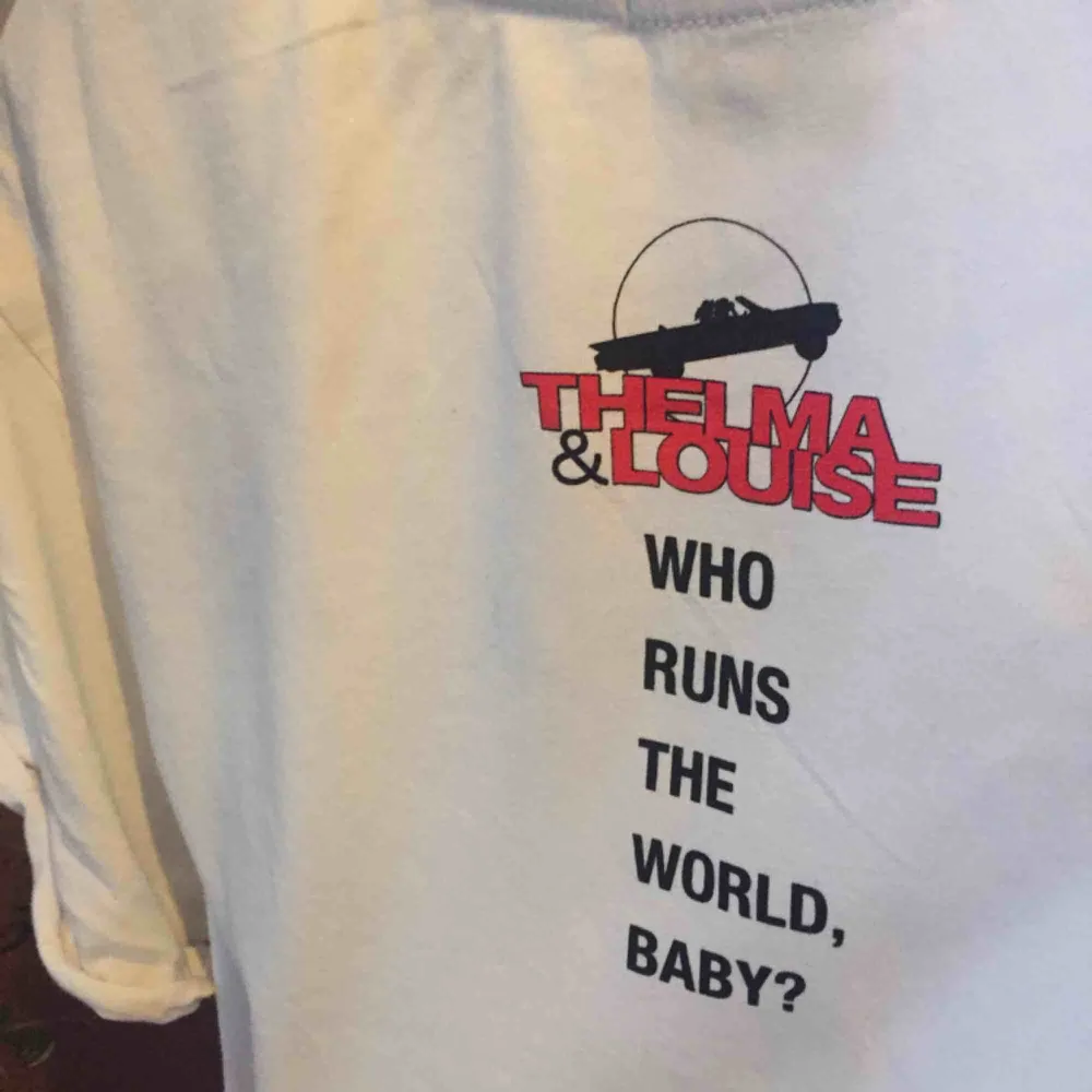 Tröja från filmen ”Thelma and Louise”. Den har storlek XS men den passar på S också. Köpt i Spanien på affären stradivarius. På baksidan står det ”Who runs the world baby”. Köparen står för frakt eller så kan jag mötas upp i Stockholm :). T-shirts.