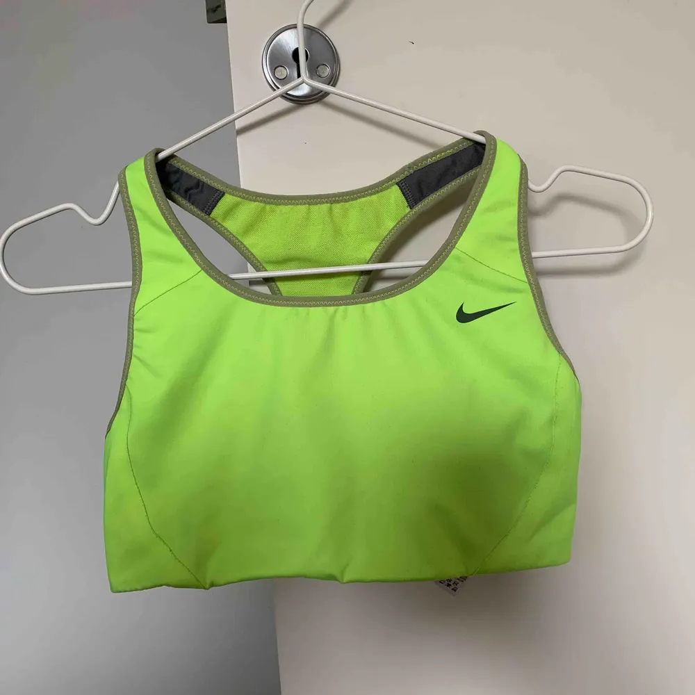 Neongul sport-BH från Nike. Storlek M, passar även S.  Köparen står för frakten (samfraktar gärna!)  Säljer även en likadan i neonrosa!. Övrigt.