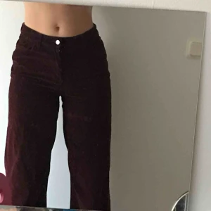  - vinröda manchesterbyxor från zara!! Superfina verkligen, lagom kort modell, sitter som en smäck!! Möts helst upp men fraktar också, hör av dig om frågor🤝🤝:P