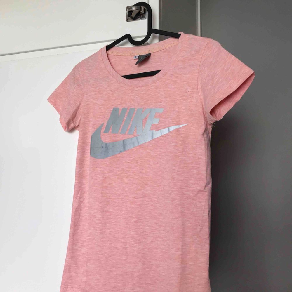 Nike tränings tröja jätte skön och snygg. T-shirts.