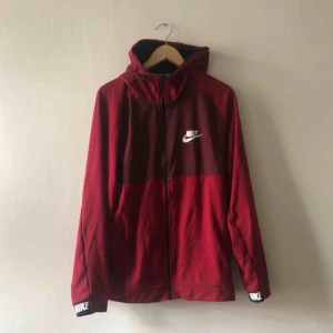  - Nike hoodie i trevligt skick. Kan hämtas i Uppsala eller slickas mot fraktkostnad 