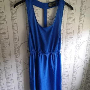  - Jättefin klänning som tyvärr aldrig kommit till användning, de vill säga den är i nyskick