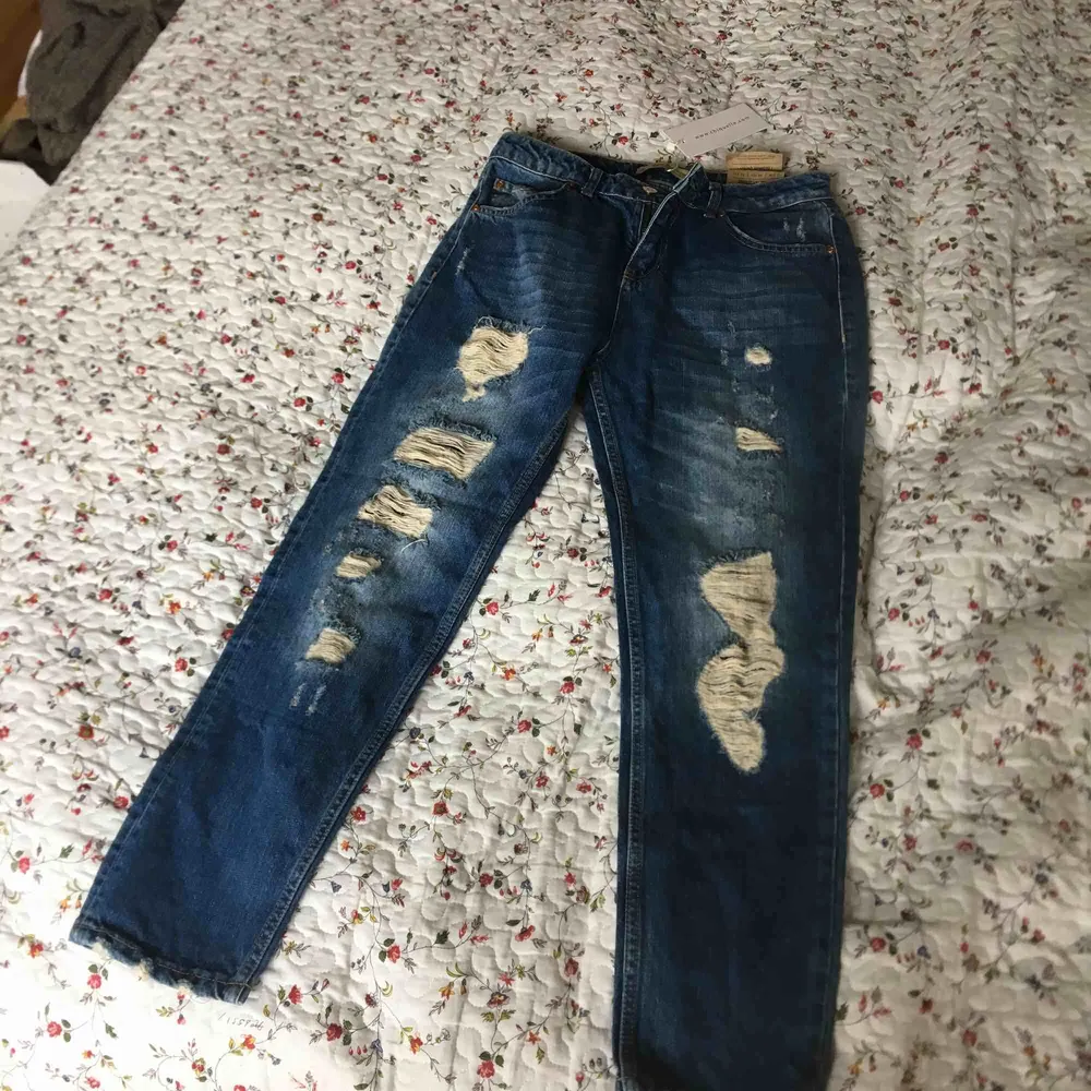 Ripped jeans från Chiquelle. Aldrig använda med lappen kvar. Säljer för att de varken är min stil eller passar mig. Lite tunnare material så passar nu till sommaren!! Nypris ca. 500kr. Frakt tillkommer.. Jeans & Byxor.