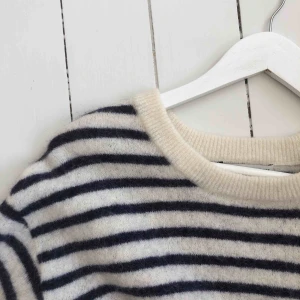  - Tjocktröja i bra kvalitet från Fall Winter Spring Summer. Storlek S. Säljer då jag aldrig använder den. Kontakta mig för fler bilder. 