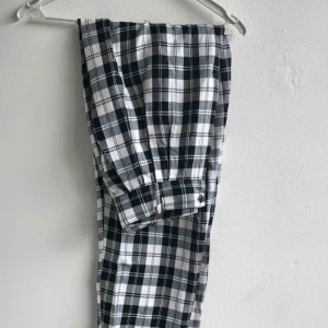  - Ascoola rutiga byxor köpta second hand. Tyvärr för små för mig.  Midjan är 35cm rakt över 