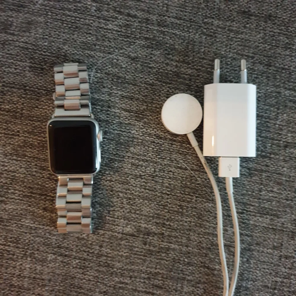 Apple watch 2a generationen, säljes med laddare och ett nytt oanvänt guldarmband. Bvsa . Accessoarer.