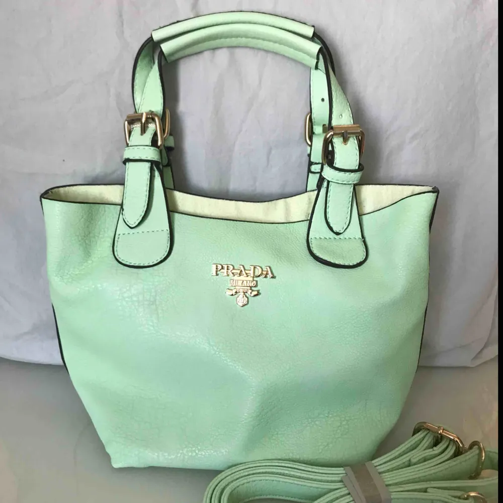 🌸 Liten mintgröna Prada handväska, aldrig använd (inte äkta) (frakt tillkommer) 🌸. Väskor.