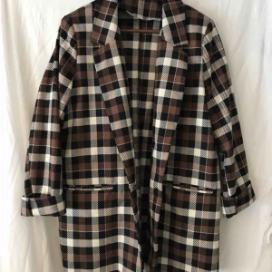  - Coolt set från GinaTricot köpt i höstas och använt en gång. Oversized kavaj med axelvaddar och en högmidjad tight kjol med bälte. Supersnyggt och i nyskick! 