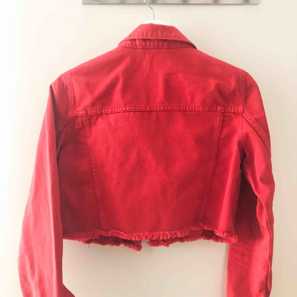 Snygg röd croppad jeansjacka från Linn Ahlborg x nakd. Köparen står för frakt. . Jackor.