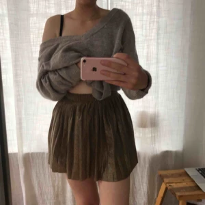  - Plisserad kjol med leopardmönster i glansigt material