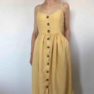  - En bild med klänningen på då det inte går att uppdatera i annonsen :) Har inte två utan bara en! 