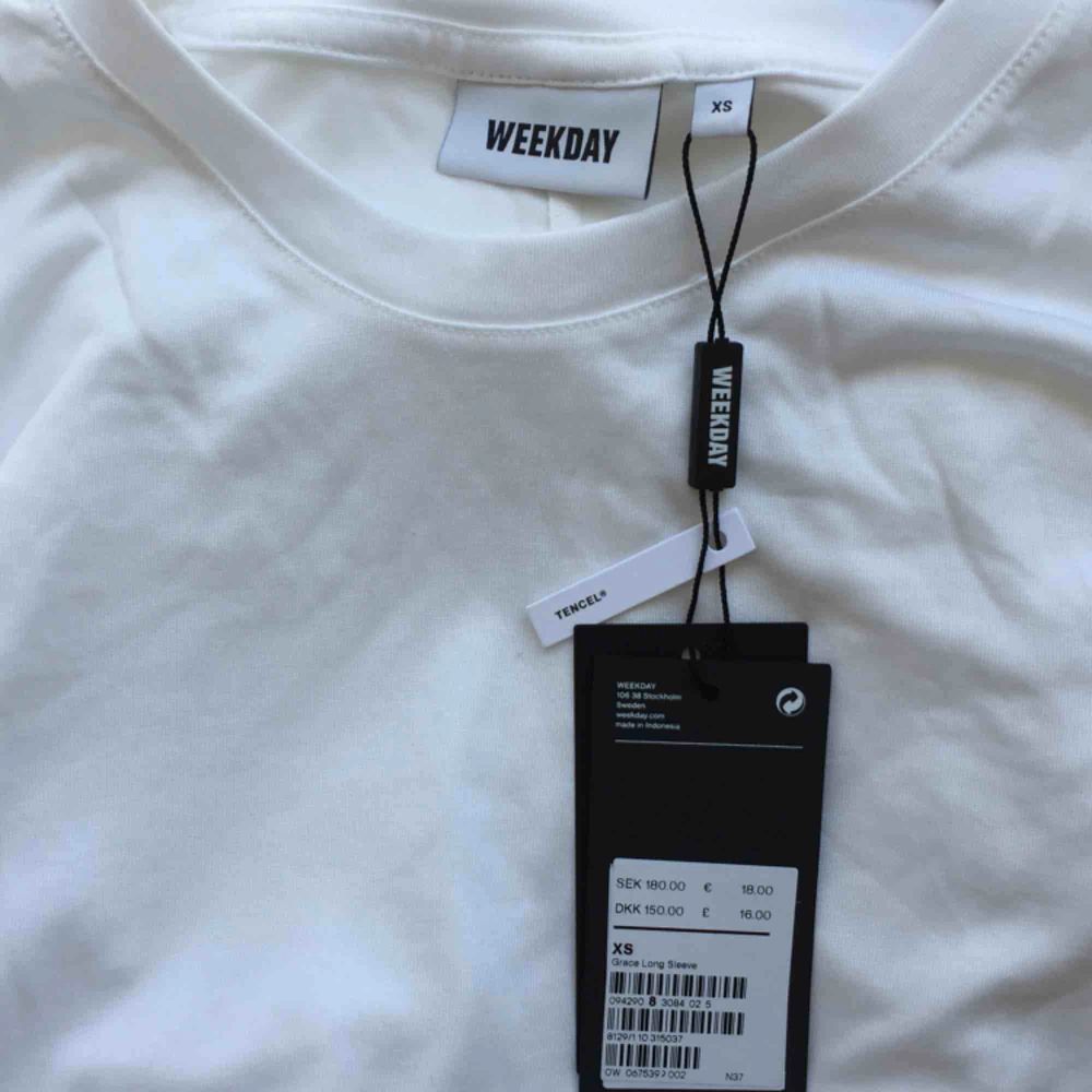 Helt ny tröja från Weekday i storlek XS (passar också S)! Säljer pga använder tyvärr inte😕 Möts upp i Malmö! 💖. T-shirts.
