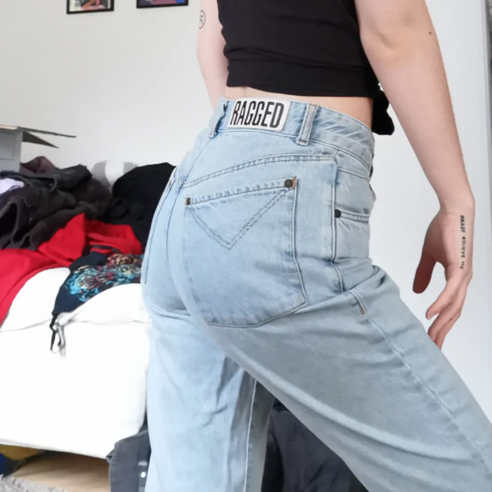 Säljer nu mina snyggaste Mom    jeans från Ragged Priest! ”Truth hurts” broderat på knäna. Står 28” på storlek men uppskattar 36! Möts i Sthlm eller fraktar ♥️. Jeans & Byxor.