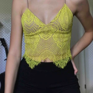  - Fint festlinne från bikbok. Hudfärgat tyg under spetsen så inte genomskinligt. Använd ca 1-2 gånger så är som nytt. Kan mötas upp i Älmhult/Växjö annars står köparen för frakt.