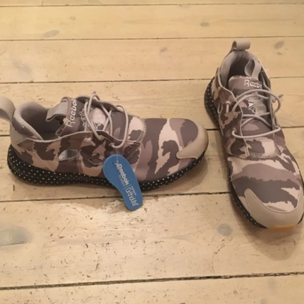 Helt nya Reebok Furylite GM, camouflage med prickig sula (sand/beach/cliffstone)

De är i storlek 38,5 (Male US 6,5)

De har alla lappar kvar och aldrig använda. Nypris 849kr

Ultralite, så de väger extremt lite, väldigt luftiga och sköna.

Hör av er om fler bilder eller frågor :). Skor.