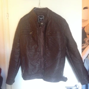  - Oanvänd Skinnjacka från Brave Soul, dock inte äkta skinn. Strlk S!