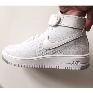  - Nike Air Force 1 Flyknit damm i storlek 37,5.  
