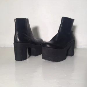  - ⭐️Platåboots från River Island köpta och aldrig använda ute, bara provade pga för stora. 
Strl 41
Tar swish, kan mötas upp i Stockholms innerstad.
Köparen står för frakten.