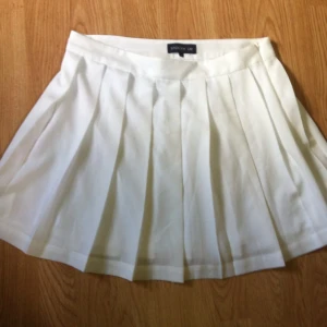  - ▫️Sagolikt fin tennis skirt, köpt för att sys in men blir aldrig gjort - så söker nytt hem!▫️

• Storlek: 40
• Märke: STOCKHLM
• Material: Lapp saknas, polyester?
• Skick: Endast provad, jättefint skick
• Övrigt: Inga skavanker funna alls
• Frakt: 35kr