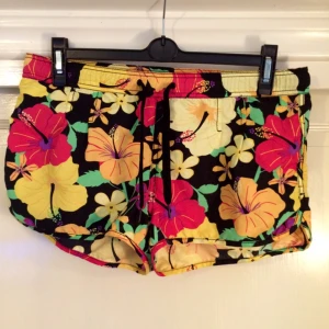  - Korta blommiga shorts från H&M, i fint skick!