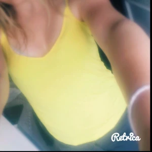  - Snyggt gult linne från Bikbok priset kan diskuteras vid en snabb affär