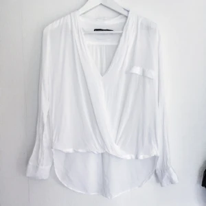  - Jättefin draperad blus från Zara. Märkt L men betydligt mindre i storleken. Den passar dig som har storlek S. Frakt 35kr 🌟🌟🌟