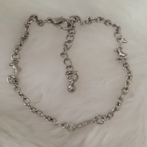  - Silvrigt armband med små delfiner. Riktigt silver. 