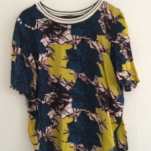  - Somrigaste toppen!
Från topshop
(sparsamt använd)

Skickas mot att köparen betalar frakten eller hämtas i centrala Göteborg.

Obs! Köp två eller fler plagg så får du halva priset på det billigaste! 