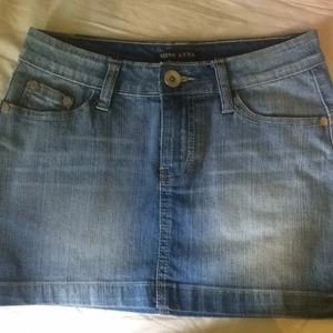  - Kort jeanskjol från Italien  Använt få gånger, mycket bra skick