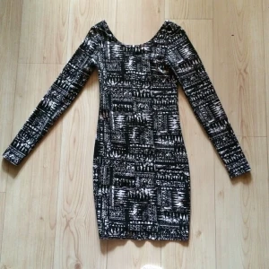  - svartvit mönstrad tajt klänning från ginatricot

pris+(frakt 30:-)
kan även lämnas i örebro, askersund eller hallsberg! 