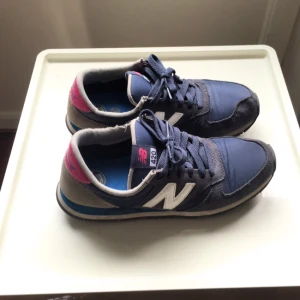  - New Balance skor i storlek 38,5! Pyttelite skadade i kanterna på skorna (syns på bilden) Möts upp i Stockholm eller fraktar! 