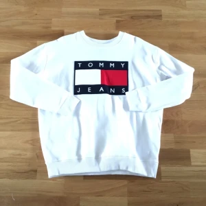  - Snyggsnyggsnygg tröja från Tommy Jeans, så mkt 90s och så mkt kärlek!! Vit med stor logga på bröstet ❤️❤️❤️✨svår att få tag på! Unisex✌🏼️