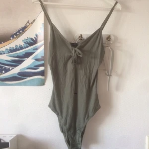  - Khakigrön body med snörning. Endast använd 1-2 gånger 