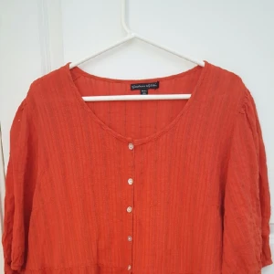  - Blusjacka från Gudrun Sjödén.  Använd två ggr. inköpspris 498kr. Säljs för 100 kr.  Frakten betalas av köparen. Swishbetalning   