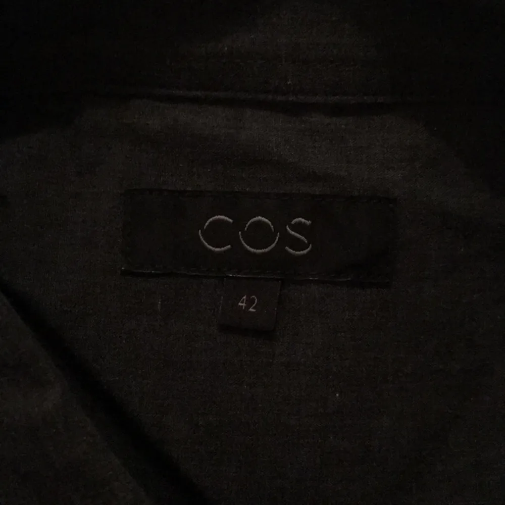 En grå skjorta med svarta ärmar från Cos, använd ett fåtal gånger.. Skjortor.